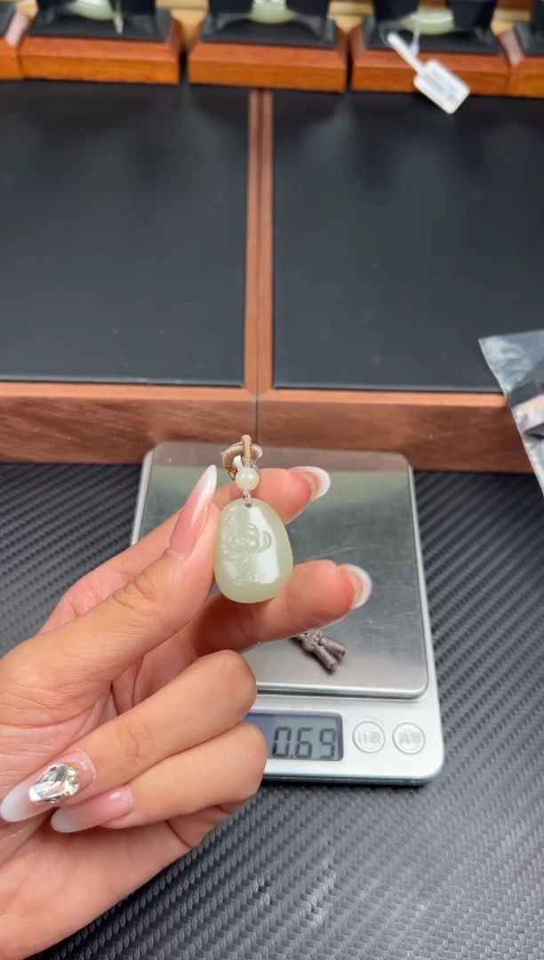 吊坠(赠链)未镶嵌和田玉且末微色差迪克兰一细
