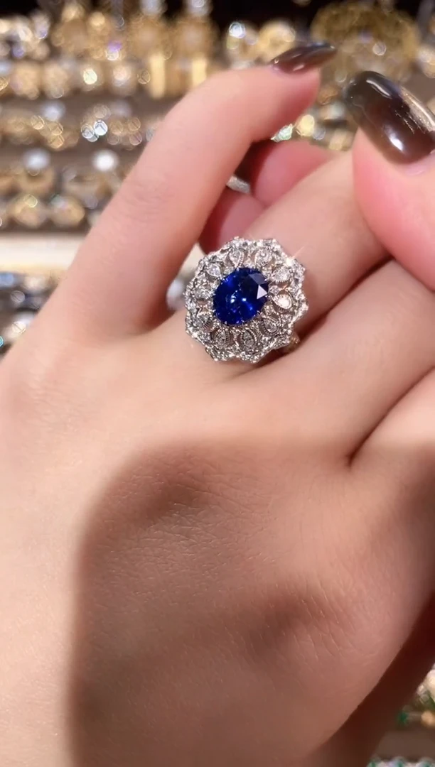 戒指蓝宝石18K金镶嵌18K黄白花型雕金蓝宝钻石戒指14