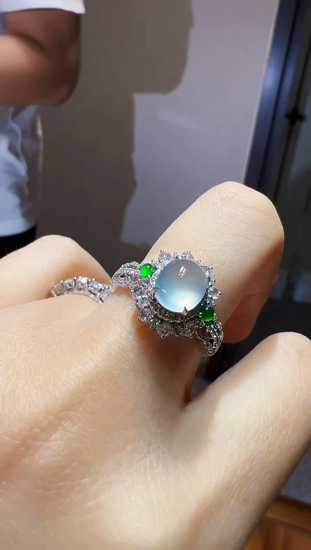 18K金镶嵌戒指翡翠蛋面