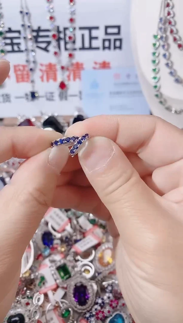 耳饰蓝宝石未镶嵌