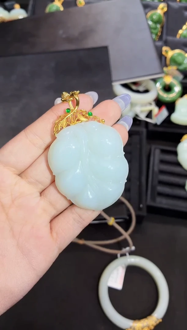 吊坠(赠链)18K金镶嵌和田玉多样性发一