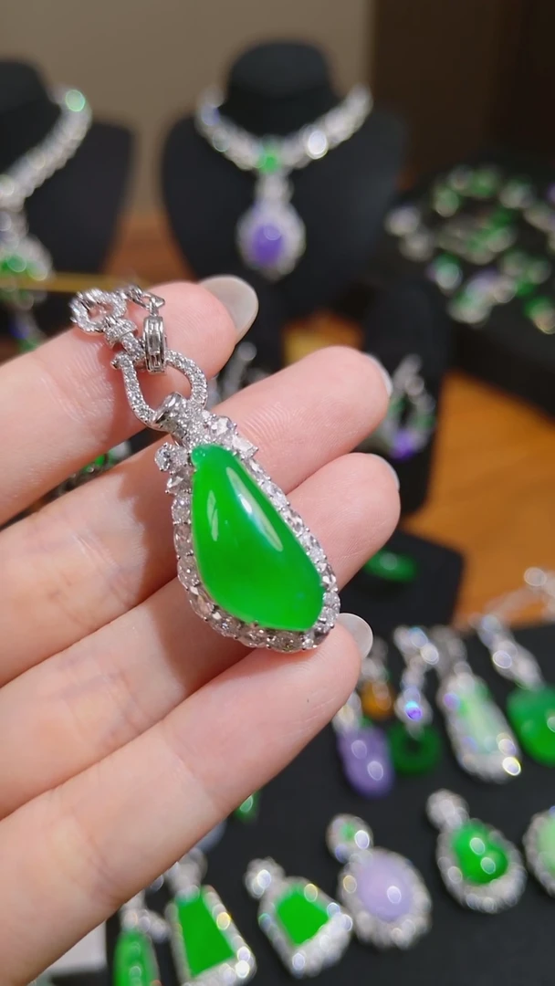 吊坠(不含链)18K金镶嵌翡翠福瓜