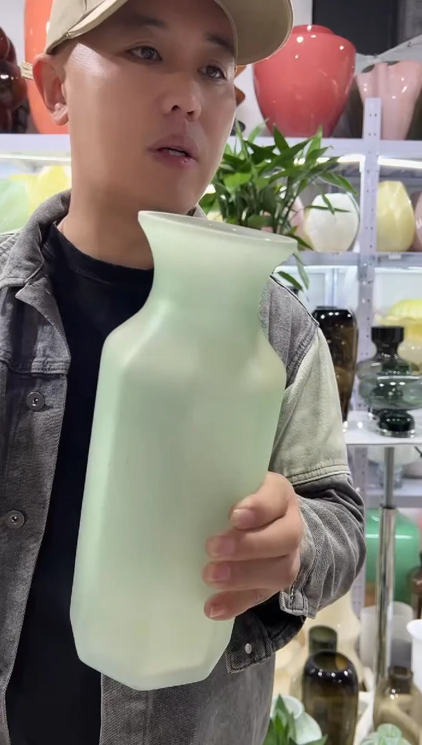 绿色磨砂花瓶..........