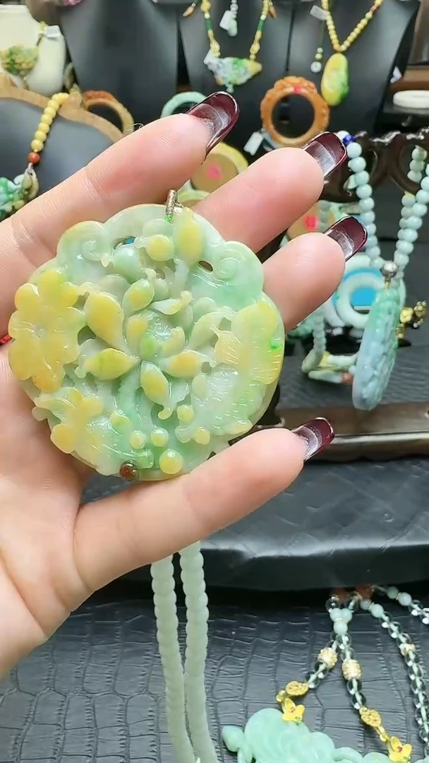 【闪购商品】翡翠颈饰未镶嵌黄加绿