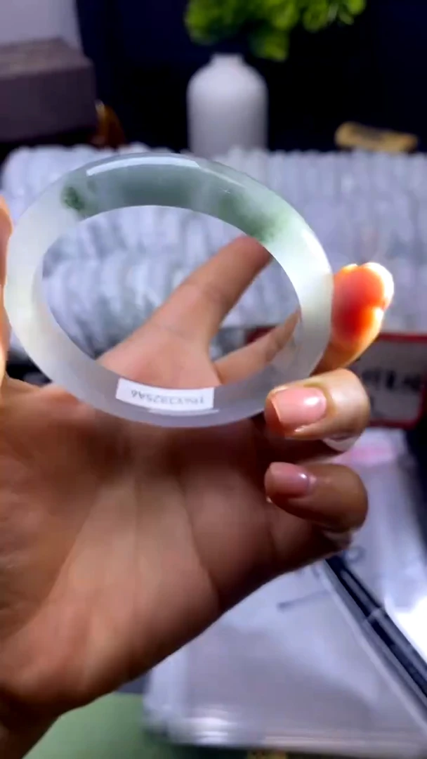 时尚女款缅料手镯 4