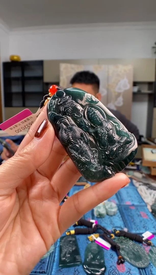 颈饰未镶嵌翡翠  多样性发其一