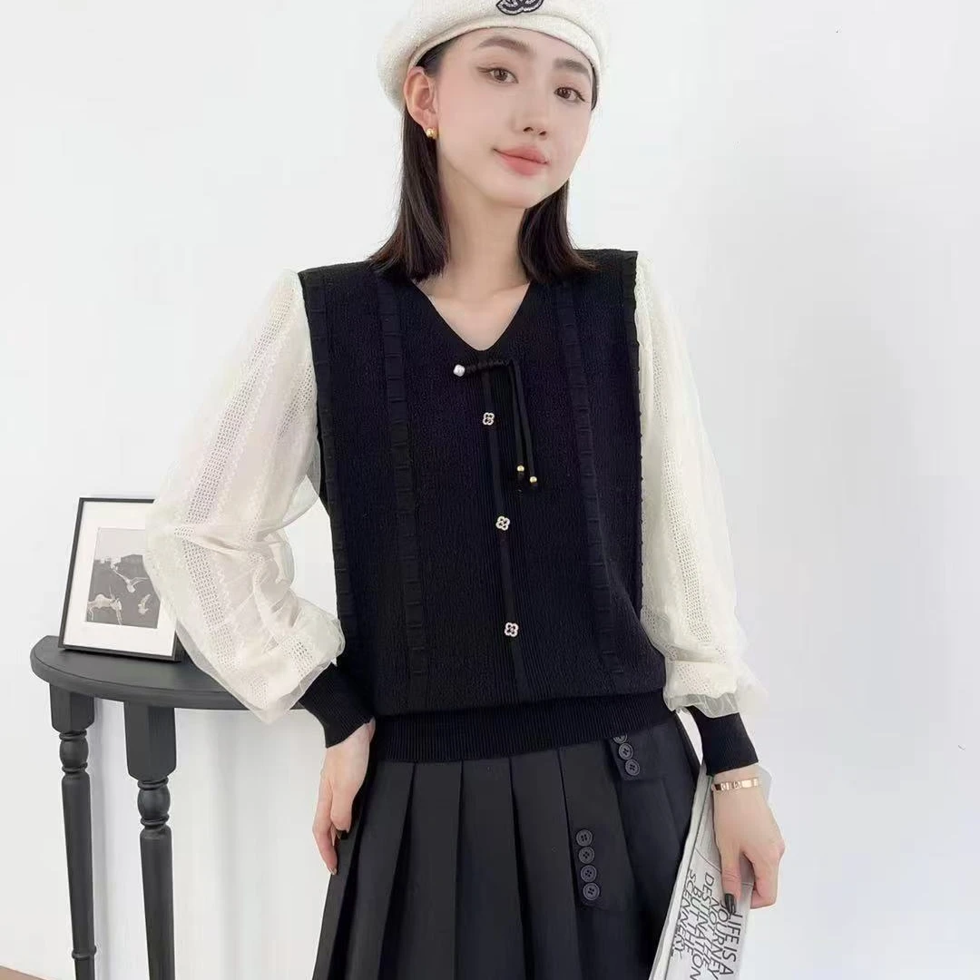 蕾丝边款4个花钻图案V领针织衫