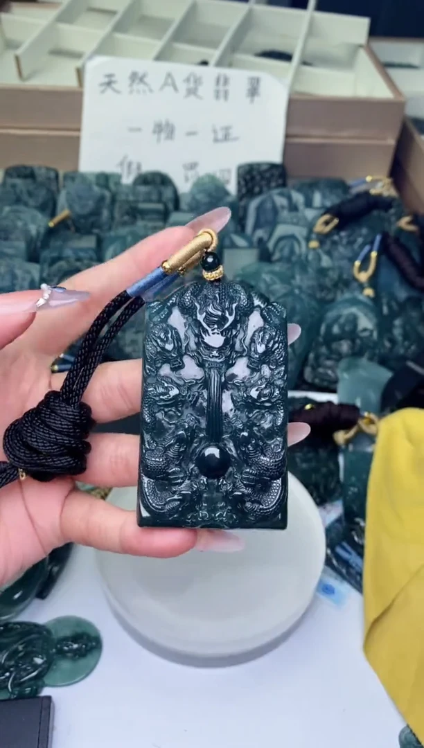 颈饰未镶嵌翡翠