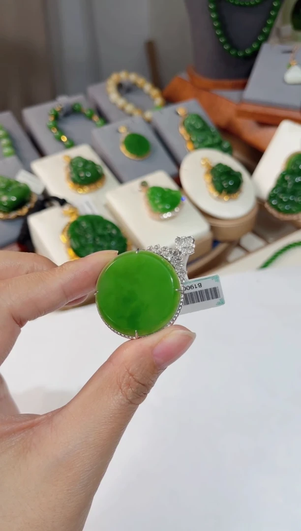 颈饰18K金镶嵌和田玉苹果绿 圆牌