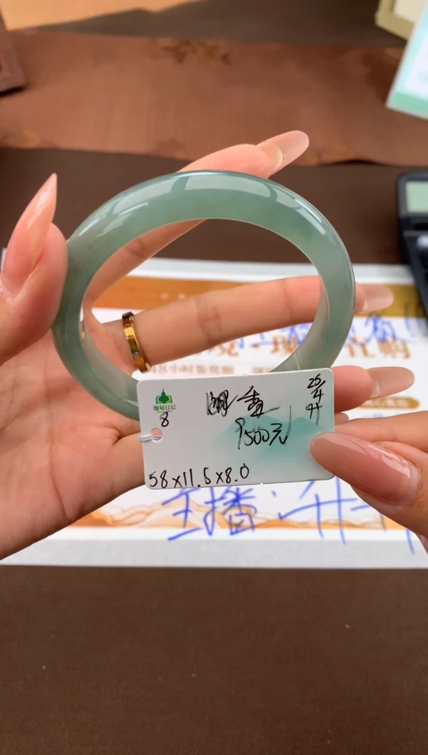 翡翠手镯未镶嵌自带#送礼#，下单联系客服核对地址~