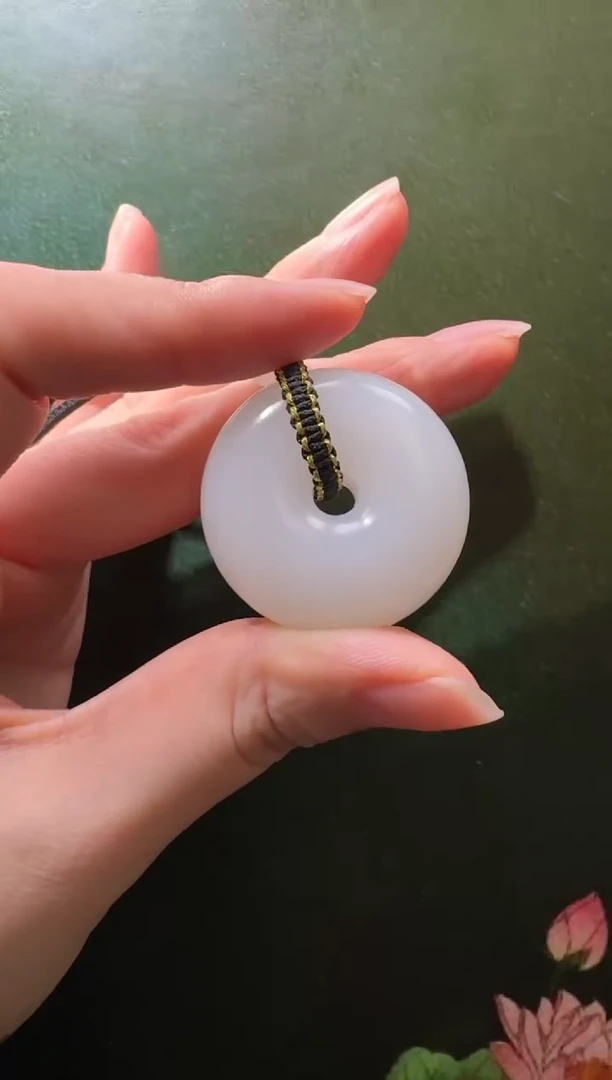 颈饰未镶嵌和田玉吊坠