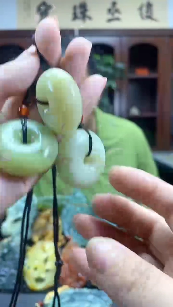 蛇纹石玉未镶嵌吊坠·