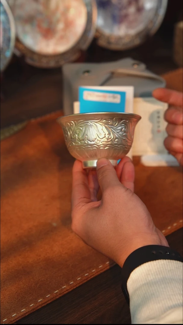 缠枝莲鎏银压手杯