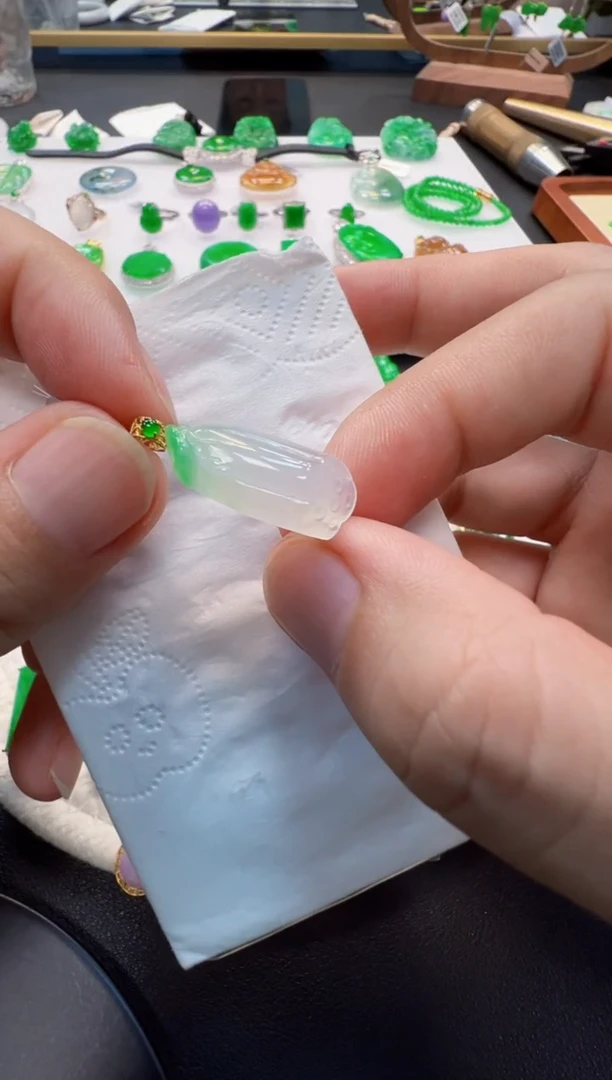 翡翠18K金镶嵌吊坠(不含链)980