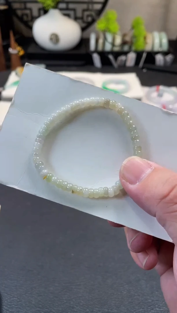 翡翠未镶嵌颈饰有纹裂