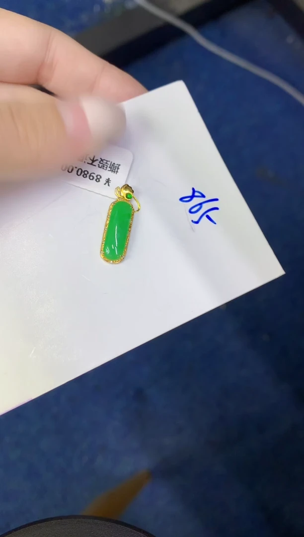 颈饰18K金镶嵌翡翠缅甸天然翡翠A货