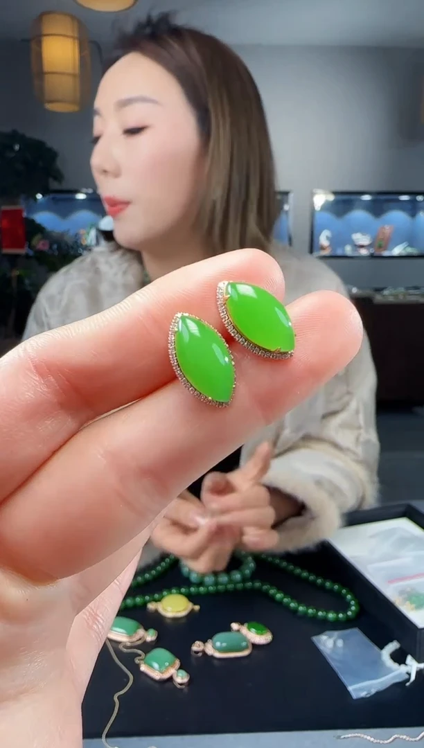 【闪购商品】和田玉耳钉18K金镶嵌1