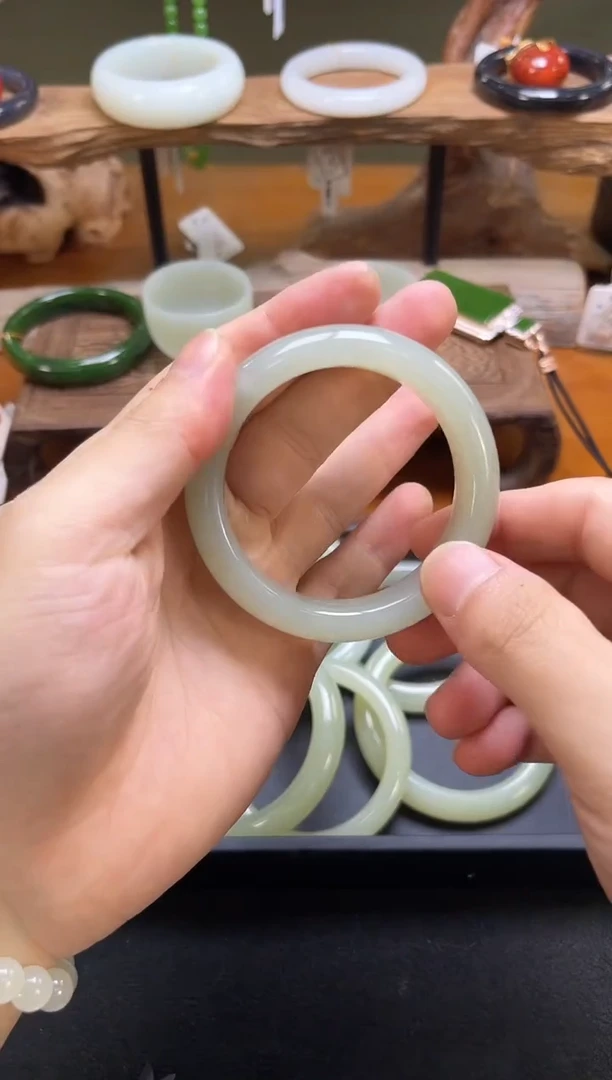 未镶嵌手镯和田玉且末青白53圈10