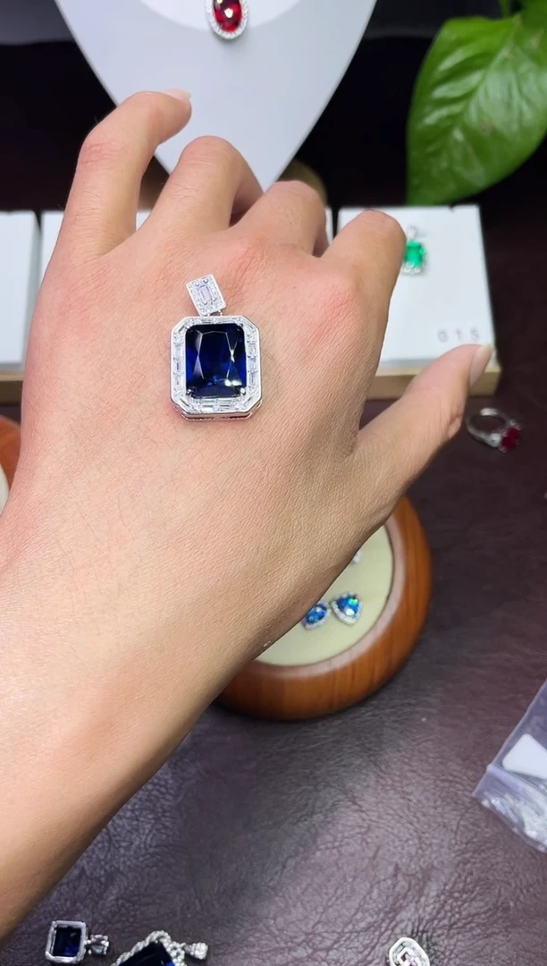 合金颈饰合成钻石蓝宝吊坠