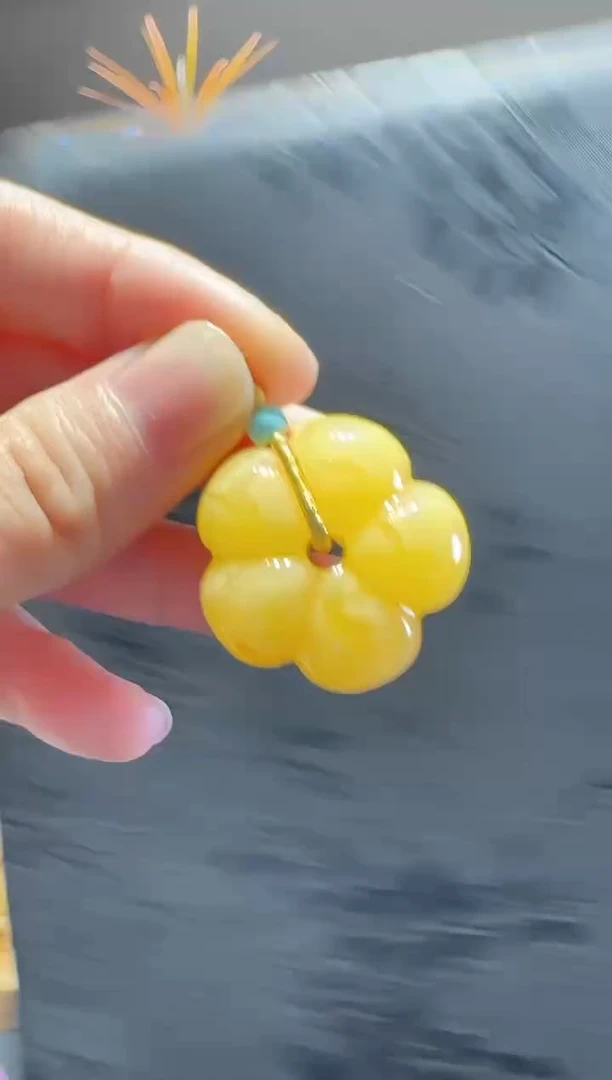 蜜蜡颈饰18K金镶嵌花花吊坠