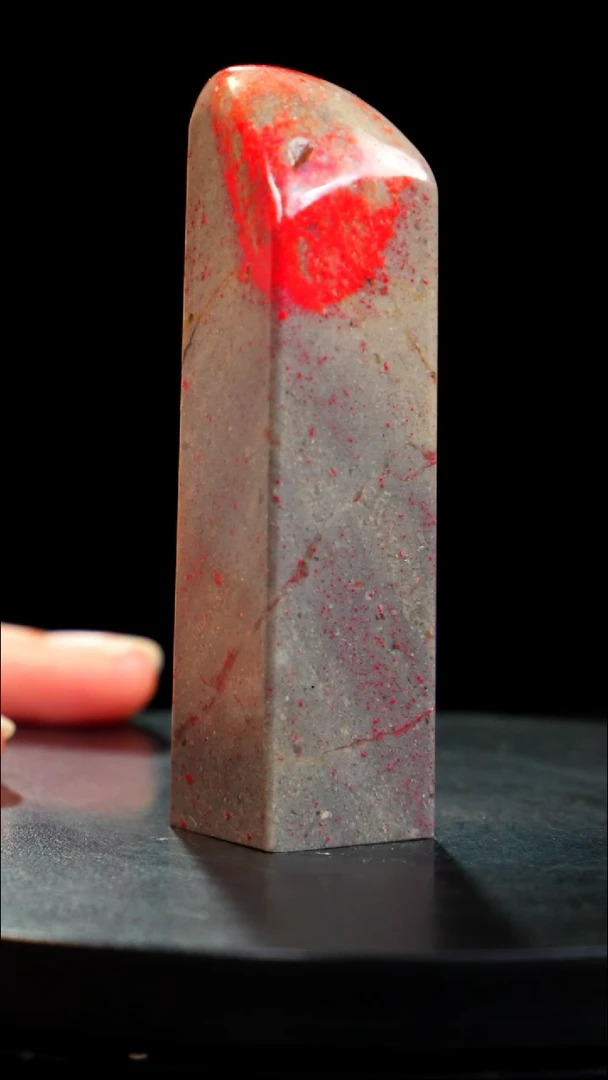 鸡血石牛角 鸡血石