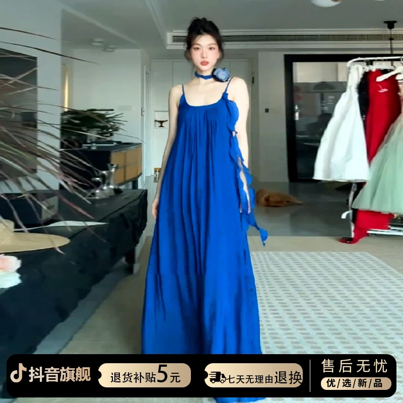 春夏季2025新款三亚海边旅游穿搭法式气质蓝色吊带连衣裙子长裙女