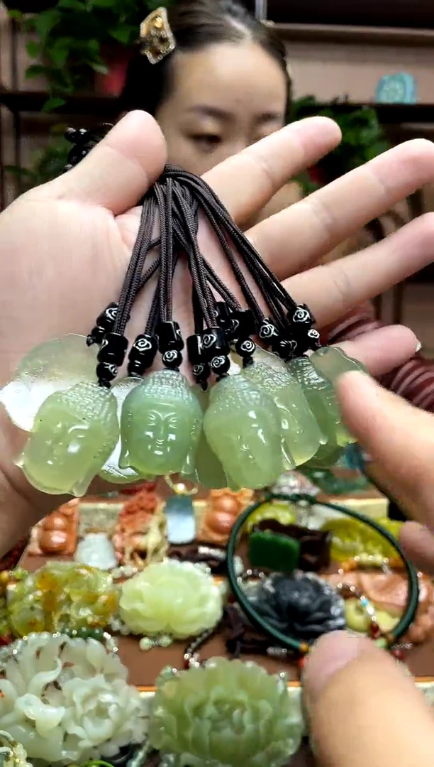 未镶嵌岫玉颈饰多样性发货发其中之一