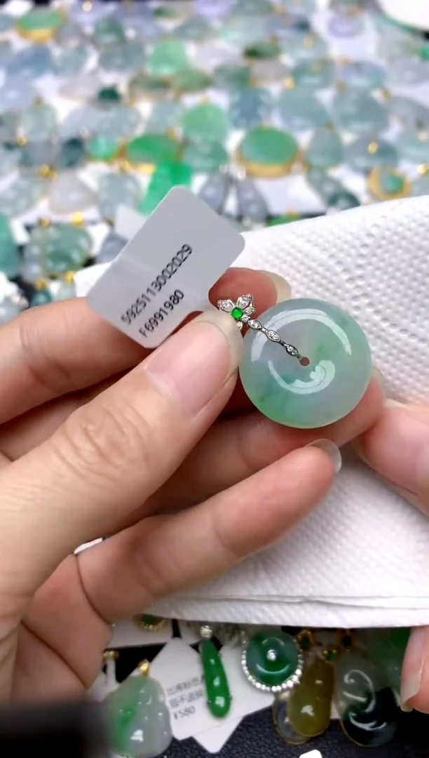 颈饰18K金镶嵌翡翠天然A货翡翠