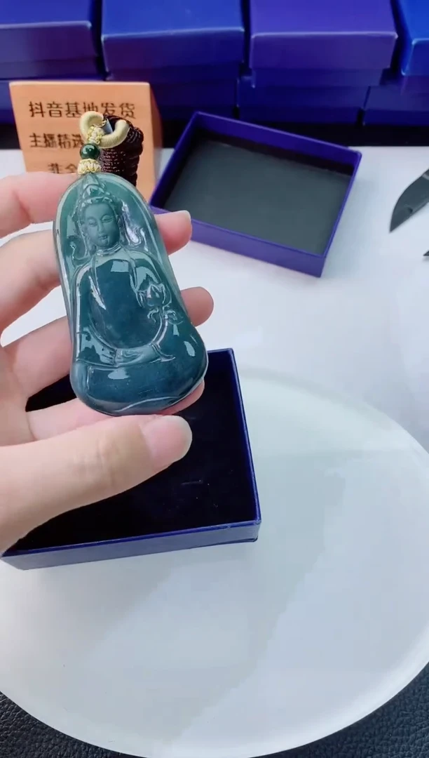 翡翠未镶嵌颈饰        ·