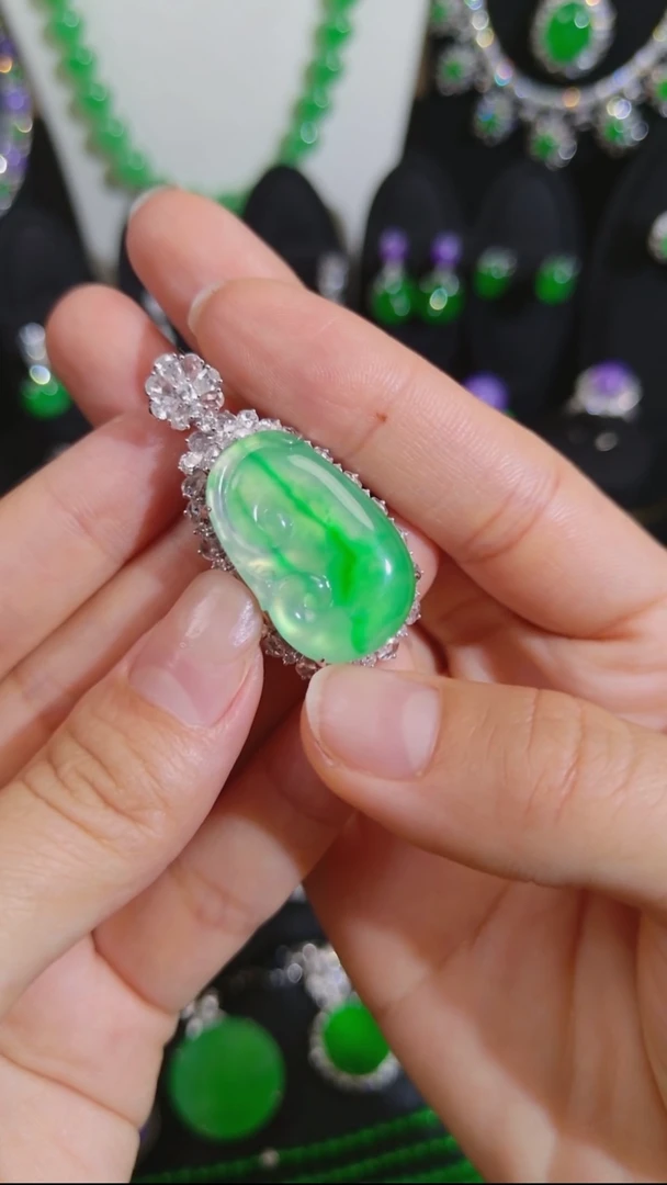 吊坠(不含链)18K金镶嵌翡翠如意吊坠