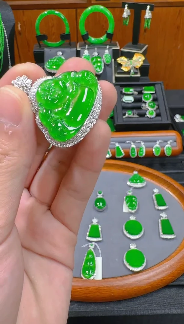 【闪购商品】翡翠吊坠(赠链)18K金镶嵌天然A货翡翠