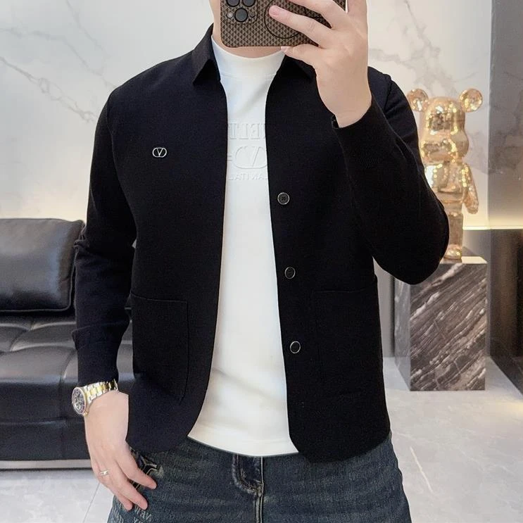 时尚2025秋冬新款简约针织衫男徽章设计纯色百搭休闲开衫男款毛衣