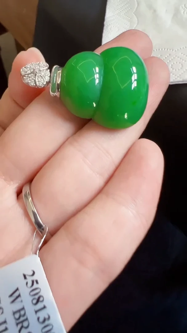 颈饰18K金镶嵌翡翠葫芦