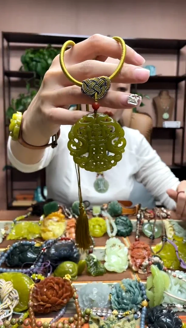 未镶嵌岫玉颈饰·