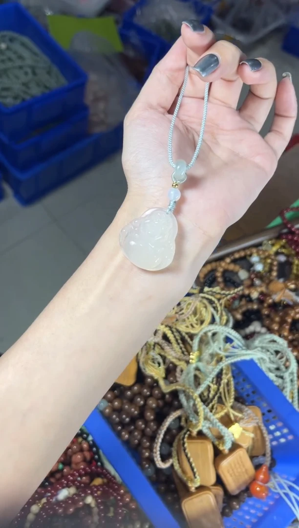 玛瑙/玉髓颈饰未镶嵌荔枝冻玛瑙佛公雕刻脖挂