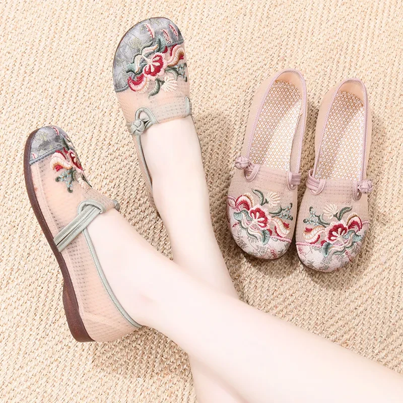2025新款中国风老北京布鞋女舒适妈妈鞋民族风绣花鞋一脚蹬休闲