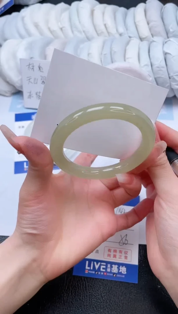 【闪购商品】石英质玉手镯未镶嵌T142-56