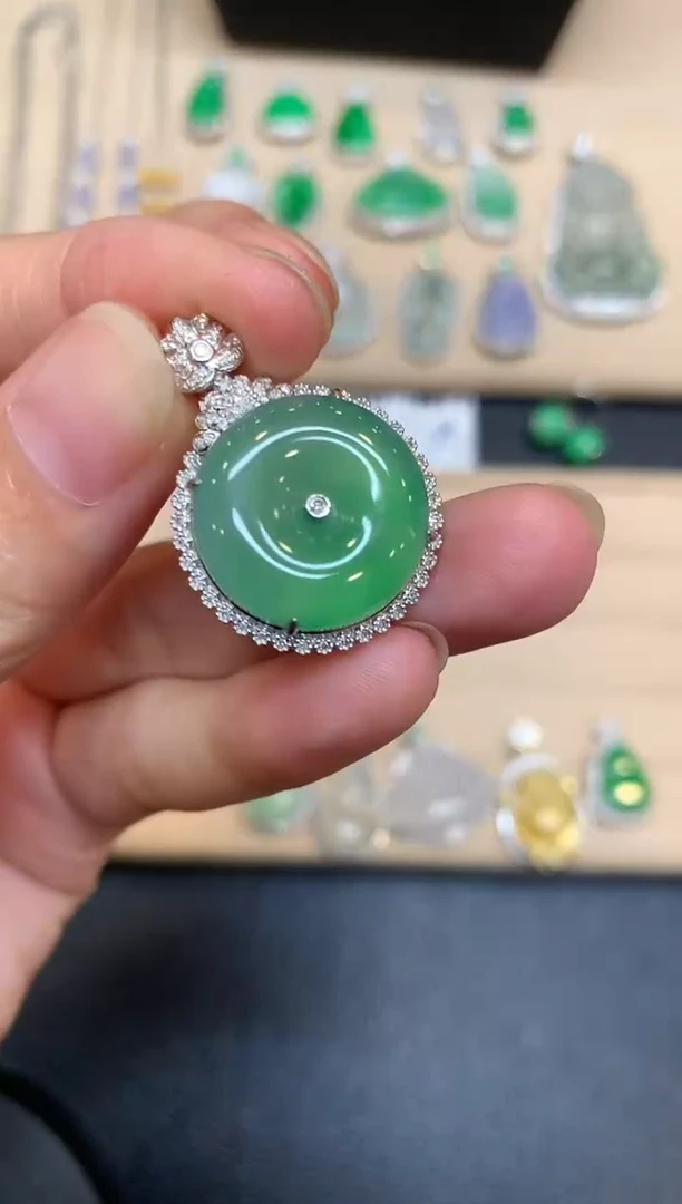 颈饰18K金镶嵌翡翠平安扣【无服务费