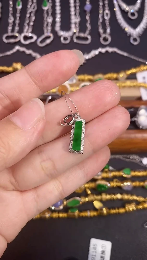 颈饰18K金镶嵌翡翠吊坠