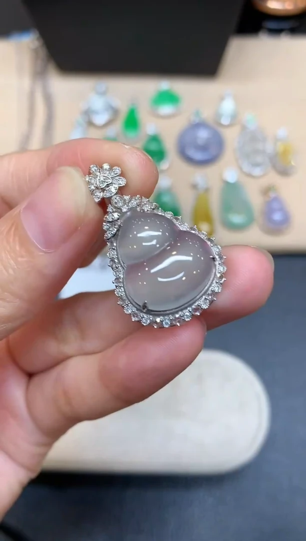 颈饰18K金镶嵌翡翠葫芦【无服务费