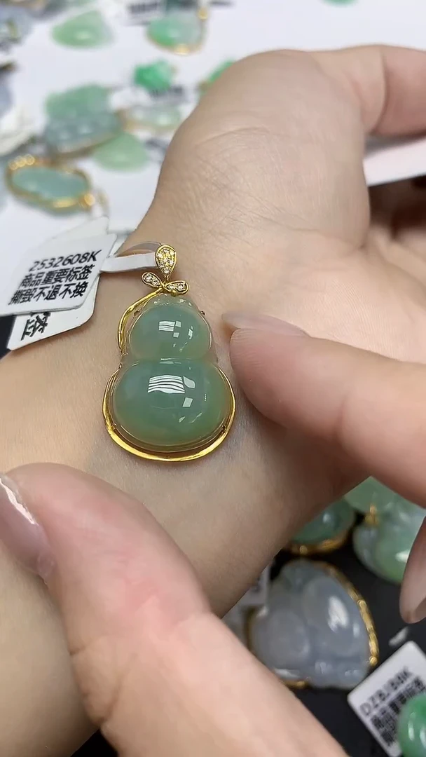 翡翠18K金镶嵌颈饰天然缅甸翡翠A货