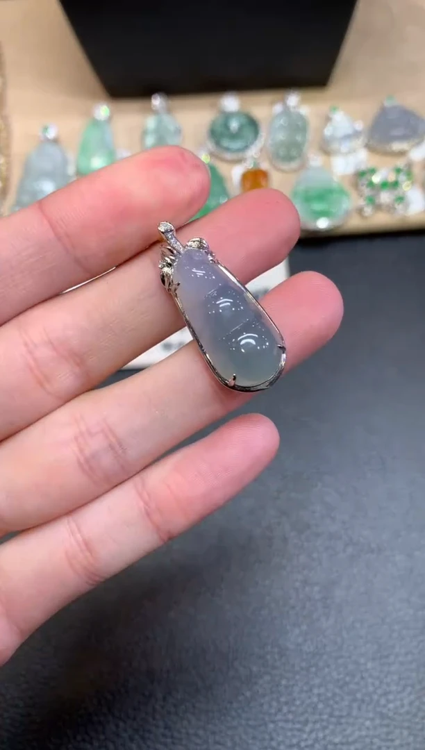 【闪购商品】翡翠颈饰18K金镶嵌福豆【无服务费】