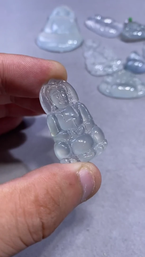 吊坠(不含链)未镶嵌翡翠观音1980  36.6  22.1  5.0