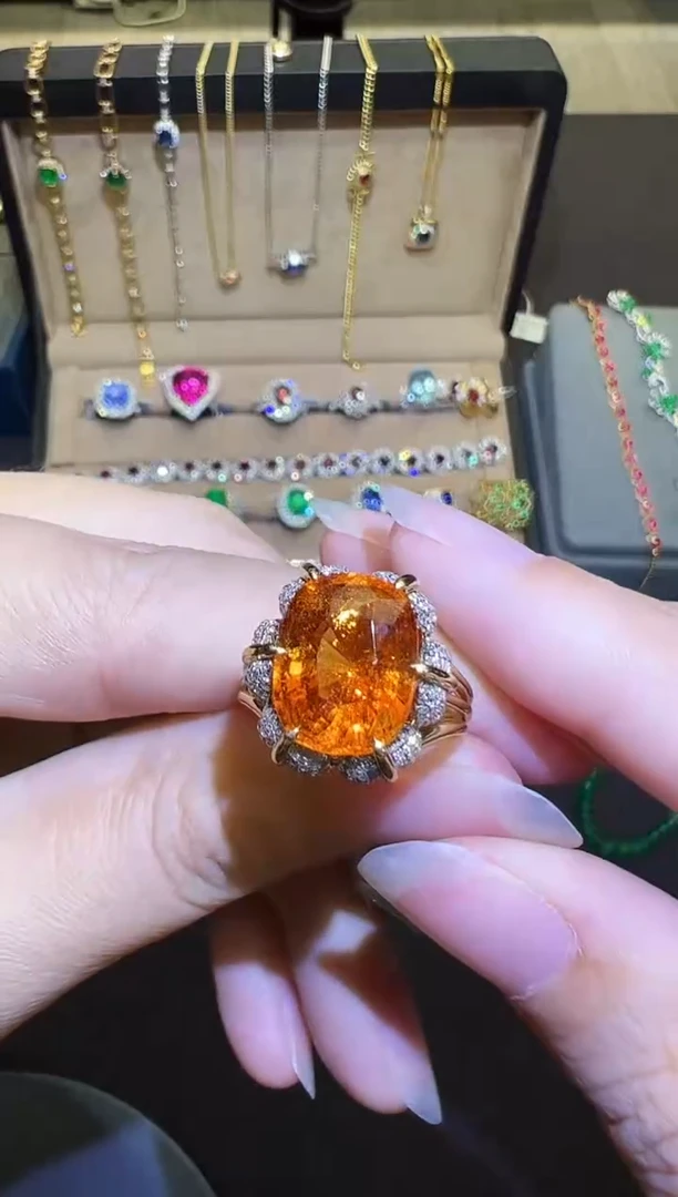 18K金镶嵌戒指石榴石（芬达石）7.3ct