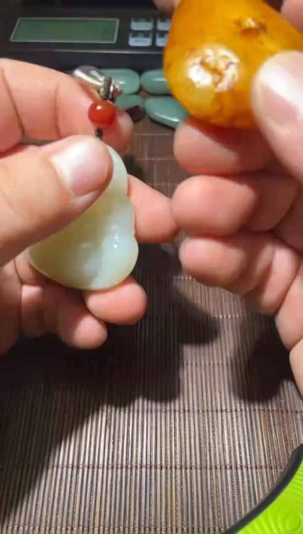 未镶嵌和田玉（糖玉）挂件。*~10
