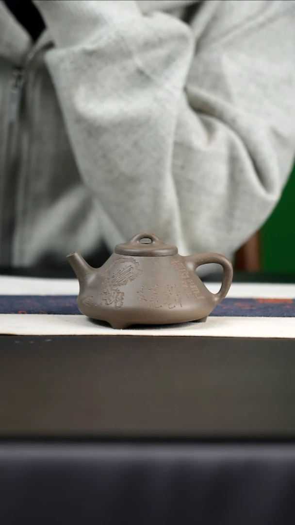 茶壶紫砂青段子冶，150cc，太湖石兰花
