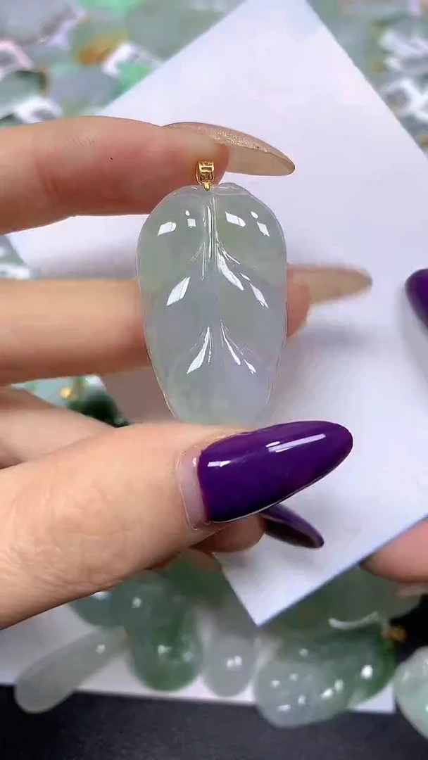 颈饰18K金镶嵌翡翠