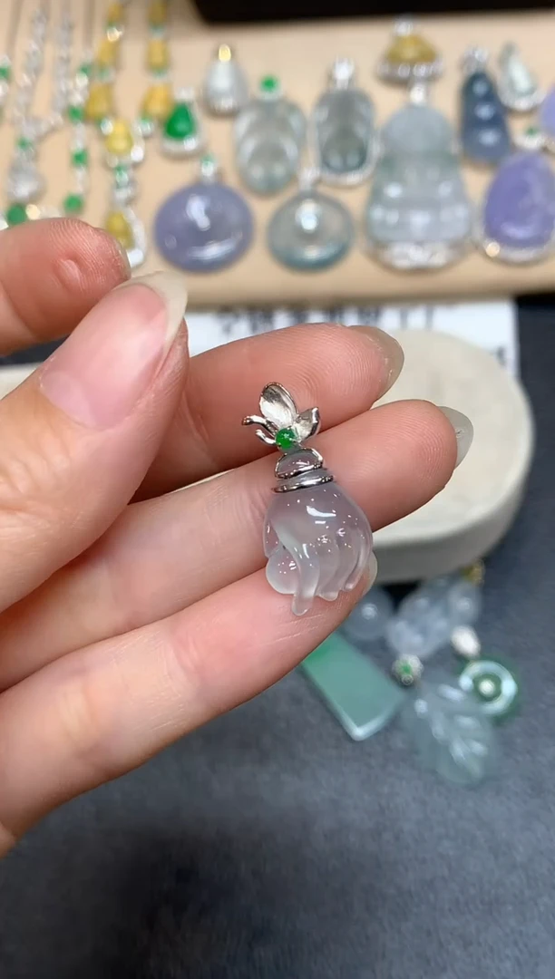 颈饰18K金镶嵌翡翠掌上明珠【无服务费