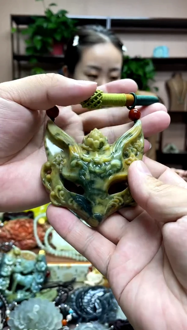 未镶嵌岫玉颈饰朱*琳·