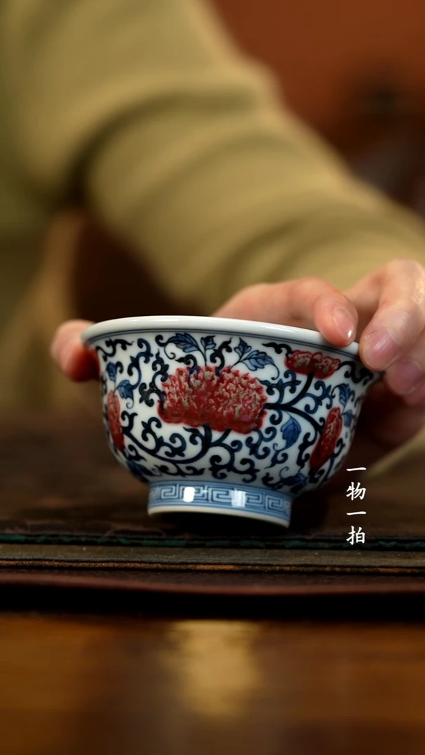 青花釉里红缠枝莲压手杯2号